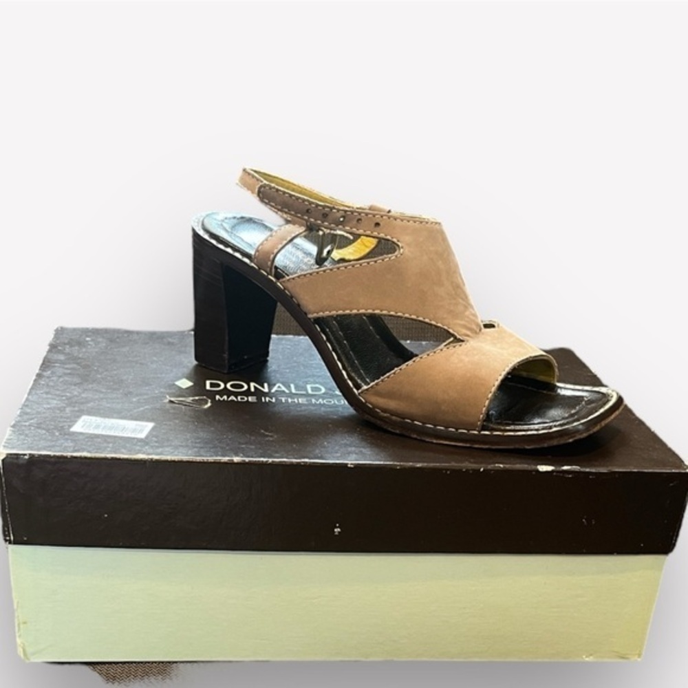 🥑Donald J. Pliner Vivion Taupe Nubuk Sandal Heels | Quiet Luxury | 5.5